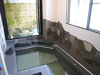 岩風呂（階段と端坐位リフト・坪庭を眺めながら半露天風呂に）